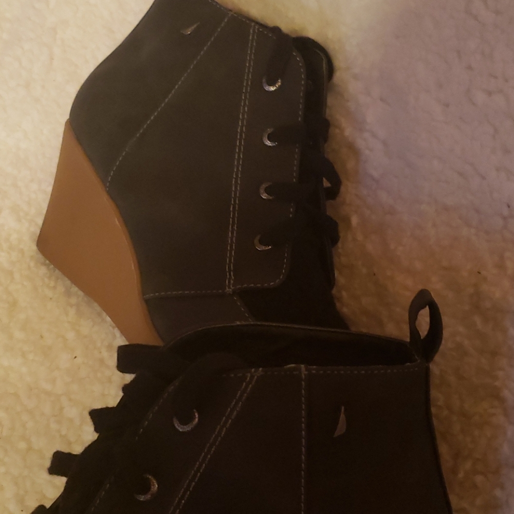 Shoes - Picture 3 of 4